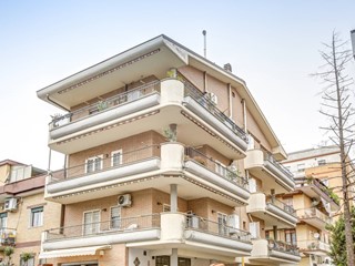 Trilocale in Vendita a Pomezia, 210'000€, 72 m²