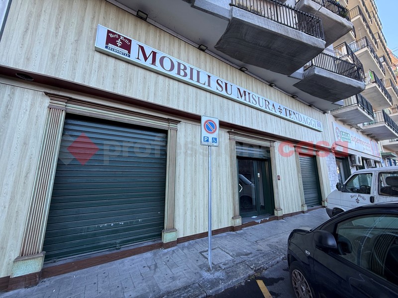 Negozio in Affitto a Taranto, 1'400&euro;, 125 m²