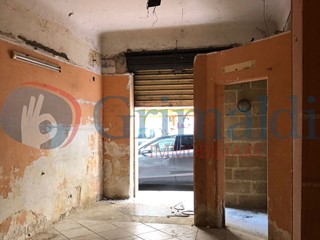 Negozio in Affitto a Taranto, 330&euro;, 28 m²