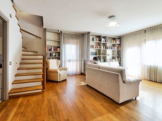 Attico in Vendita a Desio, 390'000&euro;, 223 m²