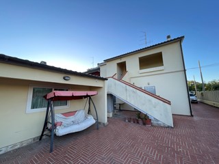 Villetta a schiera in Vendita a Chieti, zona Zona Scalo, 295'000&euro;, 230 m², con Box