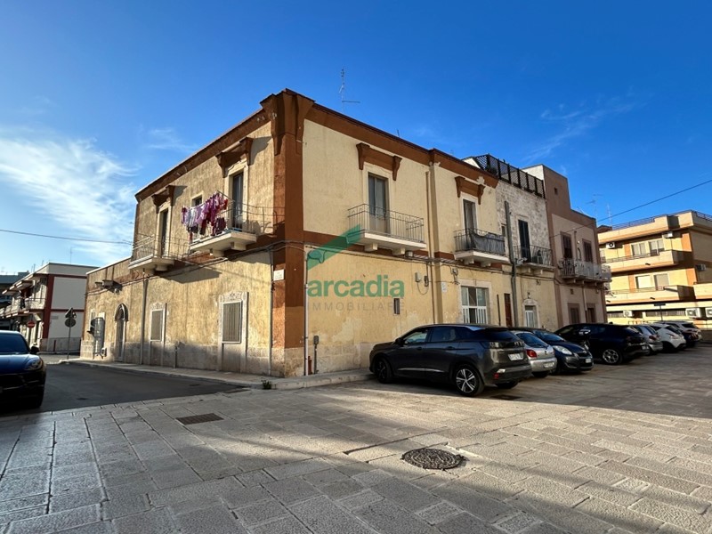 Immobile commerciale in Affitto a Bitritto, 1'700&euro;, 159 m²