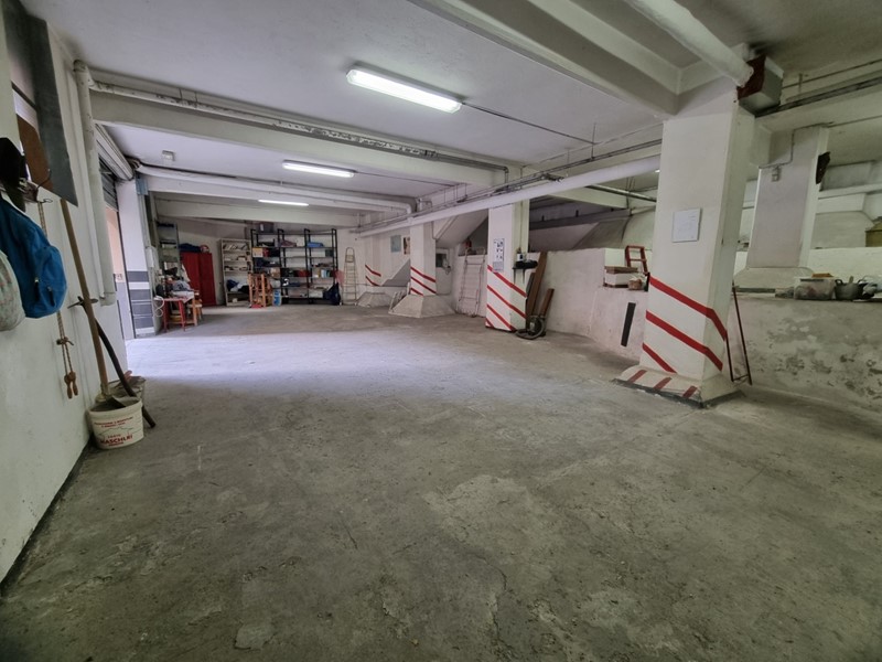 Magazzino in Vendita a Genova, zona Marassi, 98'000&euro;, 176 m²