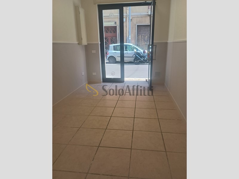 Capannone in Affitto a Bari, zona Picone, 400&euro;, 20 m²