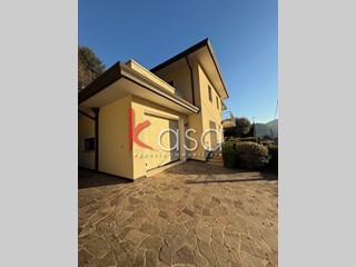 Casa Indipendente in Vendita a Arzignano, 296 m², con Box