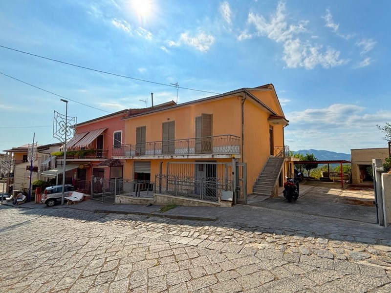 Casa Indipendente in Vendita a Sessa Aurunca, zona Corigliano, 120'000&euro;, 245 m²