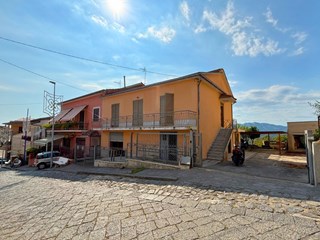 Casa Indipendente in Vendita a Sessa Aurunca, zona Corigliano, 120'000&euro;, 245 m²