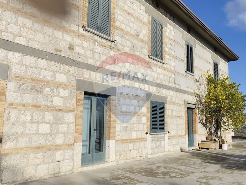 Rustico in Vendita a Benevento, 580'000€, 590 m²