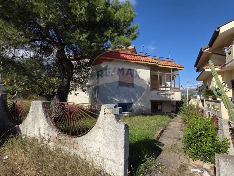 Villa in Vendita a Spigno Saturnia, 149'000&euro;, 202 m²