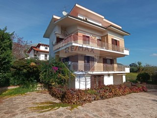Villa in Vendita a Formia, 310'000&euro;, 258 m²