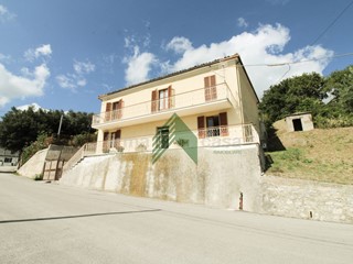 Casa Indipendente in Vendita a Civitella del Tronto, 95'000&euro;, 230 m²