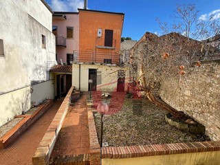 Casa Semi Indipendente in Vendita a Benevento, 162'000€, 270 m²