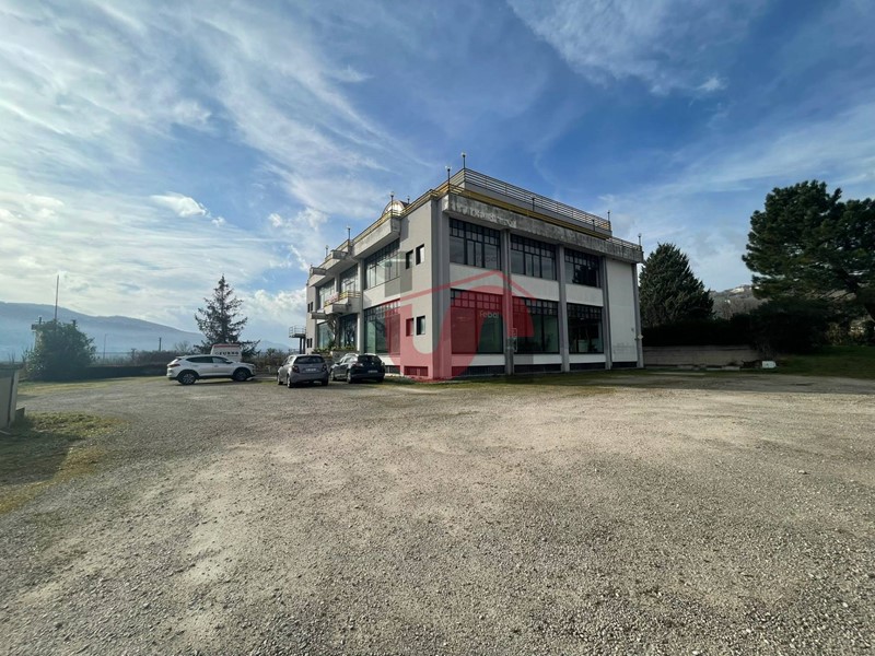 Immobile commerciale in Vendita a Benevento, 540'000€, 1350 m², con Box