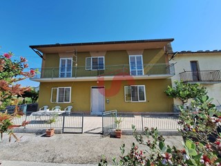 Casa Indipendente in Vendita a Benevento, 155'000€, 295 m²
