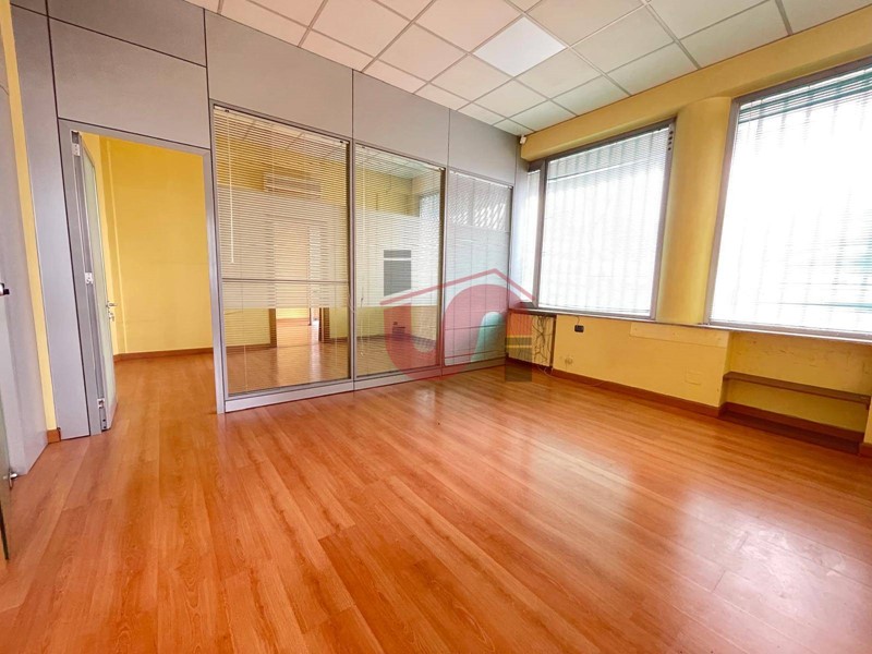 Immobile commerciale in Vendita a Benevento, 395'000€, 261 m²