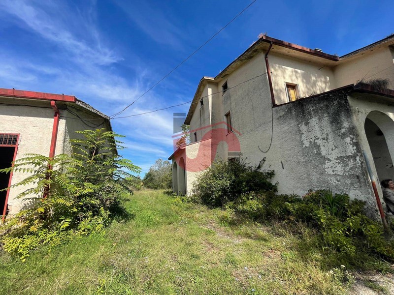 Rustico in Vendita a Benevento, 150'000€, 145 m²