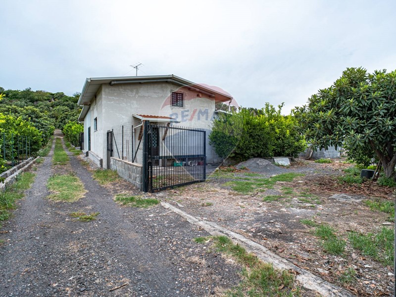 Terreno agricolo in Vendita a Aci Catena, 109'000€, 1600 m²