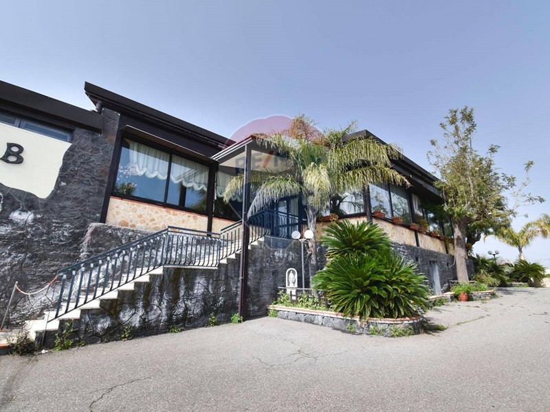 Immobile commerciale in Vendita a Acireale, 1000 m²