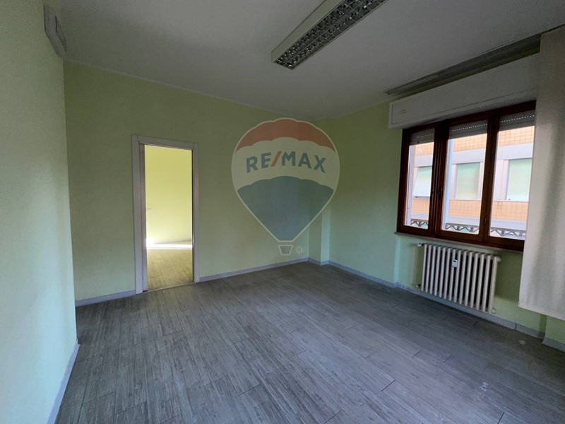 Ufficio in Affitto a Falconara Marittima, 1'200&euro;, 100 m²