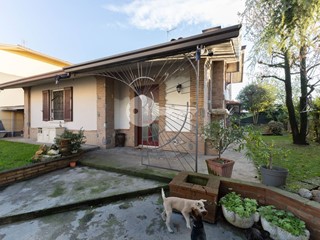 Villa in Vendita a Leno, 290'000&euro;, 220 m²