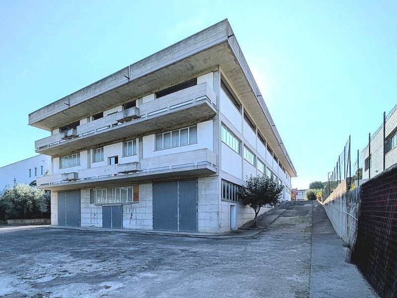 Capannone in Affitto a Castellalto, 1'200€, 1100 m²