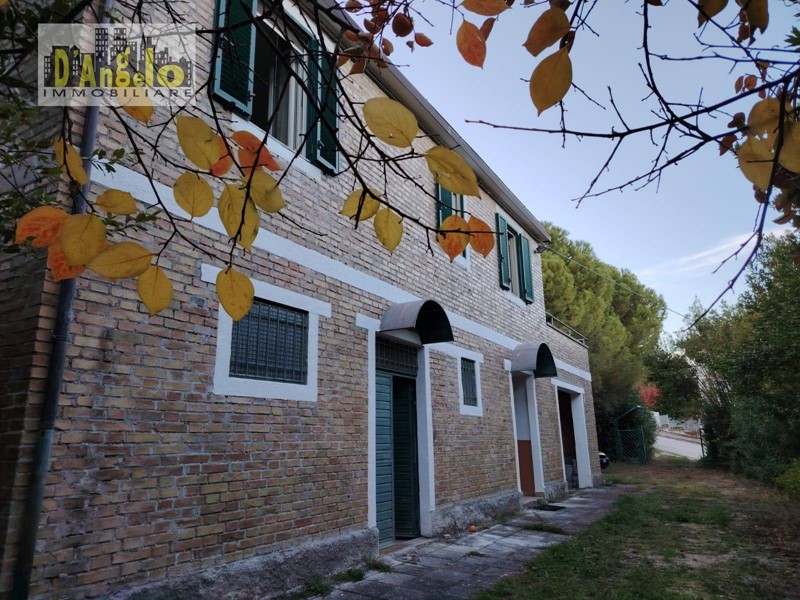 Casa Indipendente in Vendita a Offida, 165'000&euro;, 280 m²