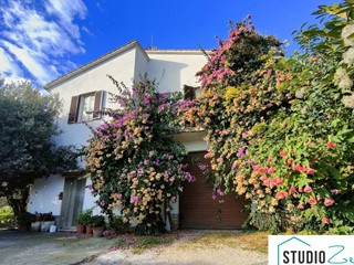 Villa in Vendita a Amelia, 180'000&euro;, 245 m²