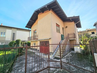 Casa Indipendente in Vendita a Laveno Mombello, 180'000&euro;, 130 m²