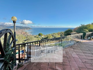 Villa in Vendita a Diano Marina, 740'000&euro;, 250 m², con Box