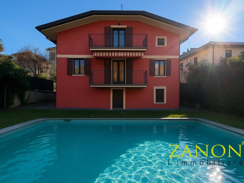 Villa in Vendita a Gorizia, 460'000€, 372 m²