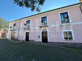 Villa in Vendita a Raviscanina, 380'000&euro;, 384 m²