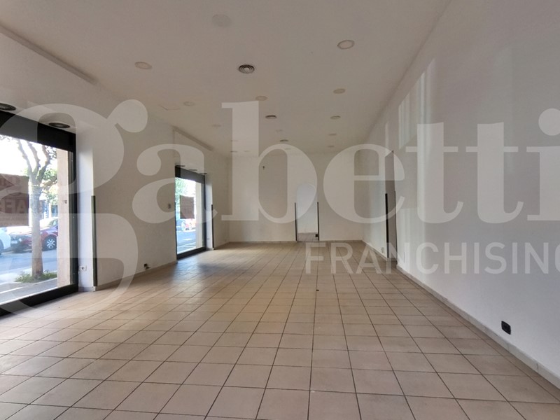 Negozio in Affitto a Aprilia, 1'300&euro;, 115 m²