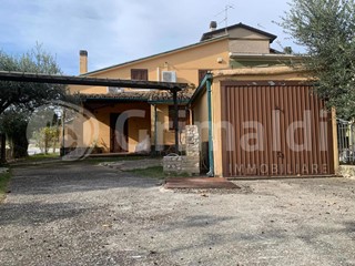 Casa Indipendente in Vendita a Montefalco, 180'000€, 148 m²