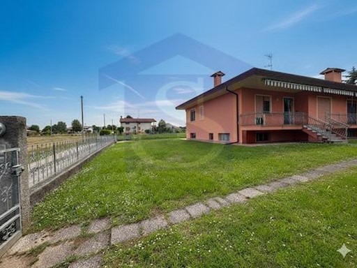 Villa bifamiliare in Vendita a Fontanafredda, 170'000&euro;, 130 m², con Box