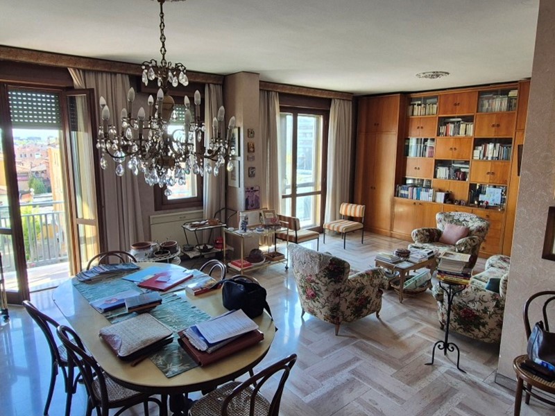 Quadrilocale in Vendita a Modena, zona San Faustino, 330'000€, 143 m², con Box