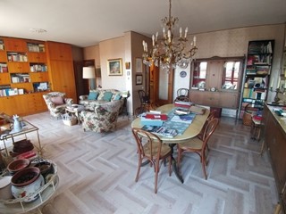 Quadrilocale in Vendita a Modena, zona San Faustino, 330'000&euro;, 143 m², con Box