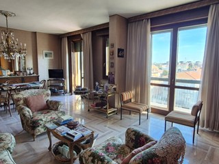 Quadrilocale in Vendita a Modena, zona San Faustino, 310'000&euro;, 143 m², con Box