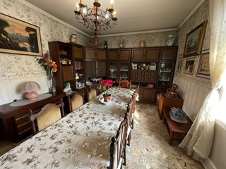 Appartamento in Vendita a Modena, 250'000€, 150 m², con Box