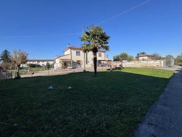 Casa Indipendente in Vendita a Ceregnano, zona Lama Polesine, 60'000€, 140 m²