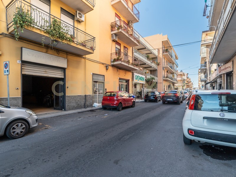 Attività commerciale in Vendita a Misterbianco, 109'000€, 162 m², con Box