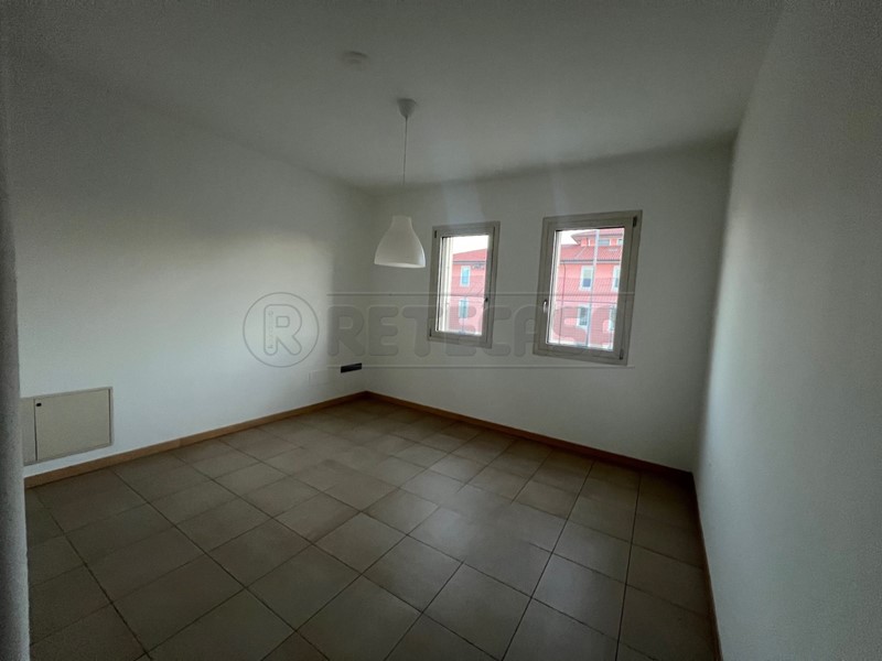 Ufficio in Affitto a Rosà, 1'500&euro;, 150 m²