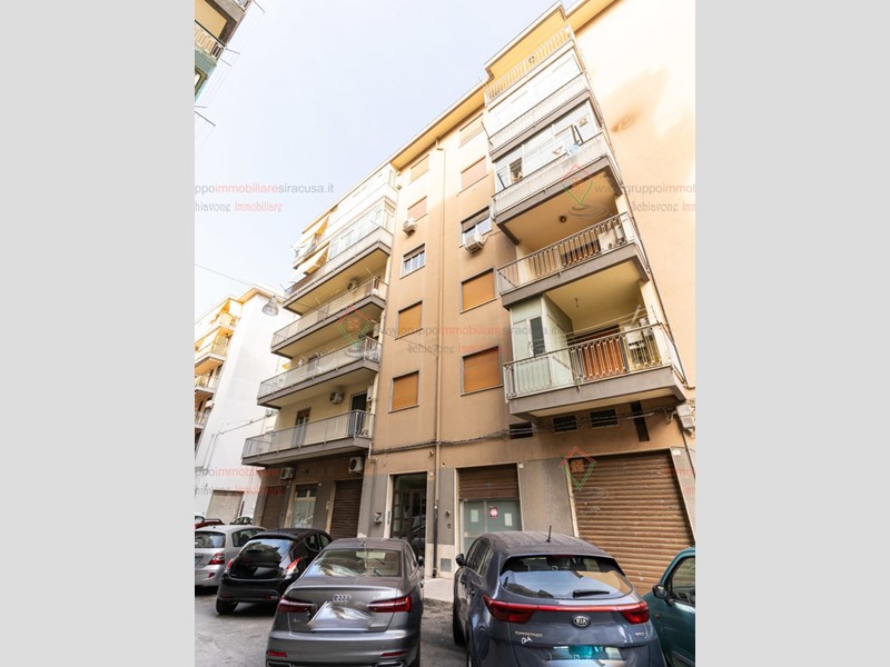 Appartamento in Vendita a Siracusa, zona Tisia Tica Zecchino, 95'000€, 153 m²