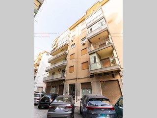 Appartamento in Vendita a Siracusa, zona Tisia Tica Zecchino, 95'000€, 153 m²