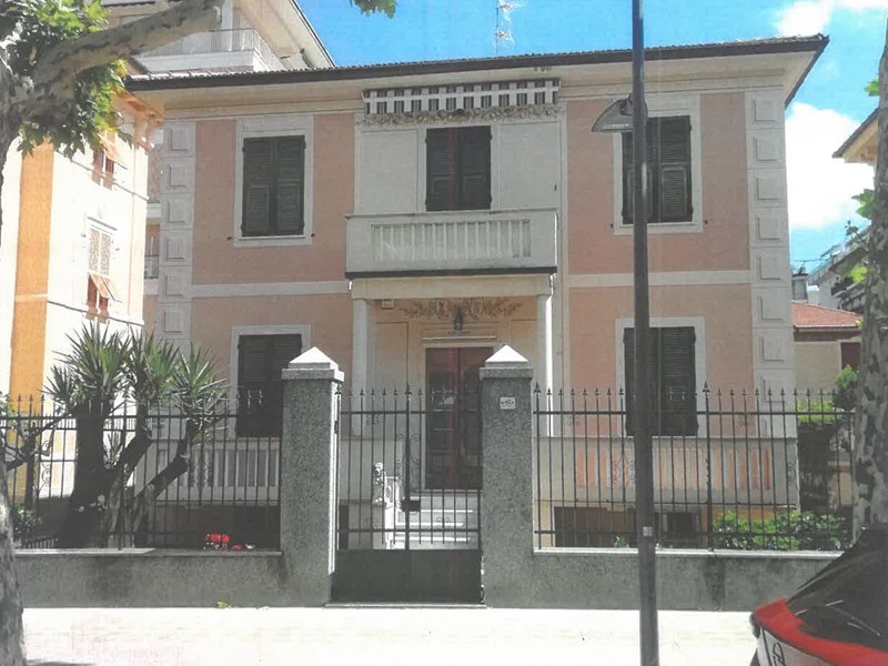 Appartamento in Vendita a Chiavari, zona LUNGOMARE, 600'000&euro;, 180 m², arredato, con Box