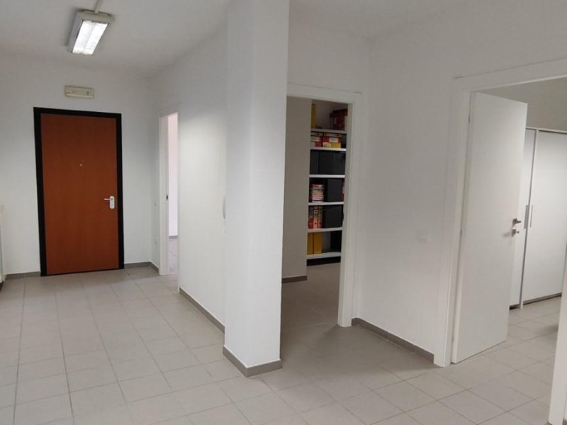Ufficio in Affitto a San Miniato, zona Ponte a Egola, 250&euro;, 14 m²