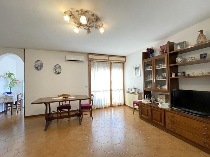 Appartamento in Vendita a Camaiore, zona Capezzano Pianore, 225'000&euro;, 100 m², con Box