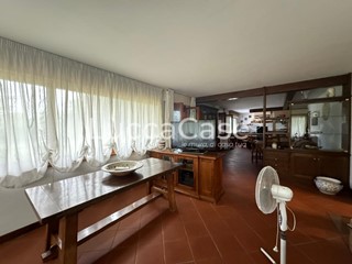 Villa in Vendita a Lucca, zona Antraccoli, 1'000'000&euro;, 450 m², con Box
