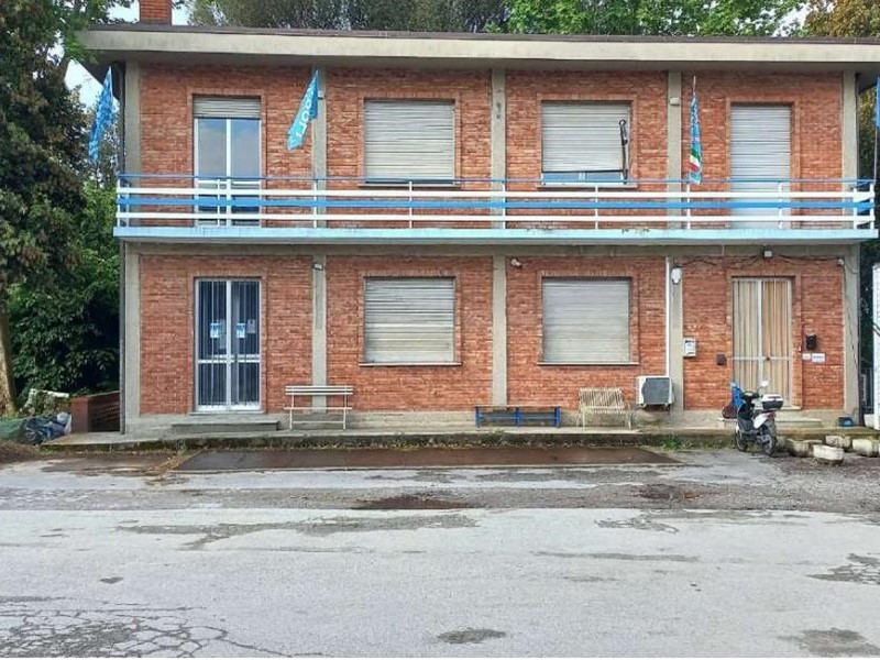 Immobile commerciale in Vendita a Altopascio, 83'695&euro;, 426 m²
