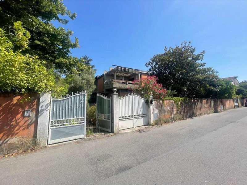 Villa in Vendita a Carrara, zona Marina di Carrara, 107'782&euro;, 225 m²