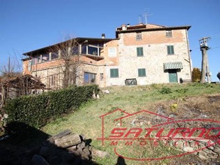 Appartamento in Vendita a Lucca, zona Aquilea, 100'000€, 590 m², con Box